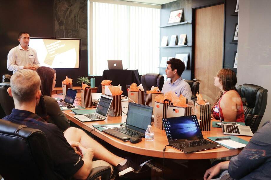 Booking and scheduling planned at a desk